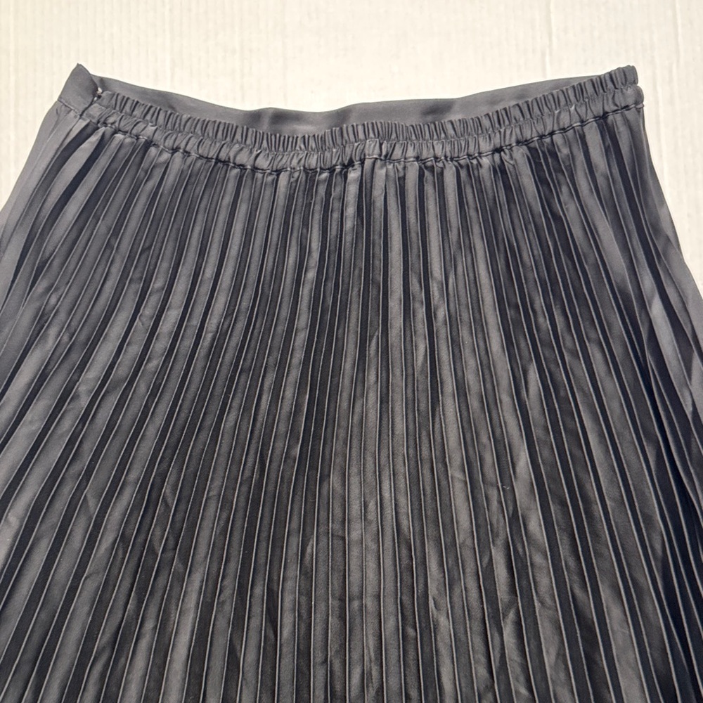 Black Pleated A-Line Midi Skirt - Picture 15 of 15